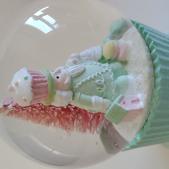 Christmas Cupcake Snow Globe Pastel Colors Musical Candy Land Theme Hoilday - Picture 4 of 14